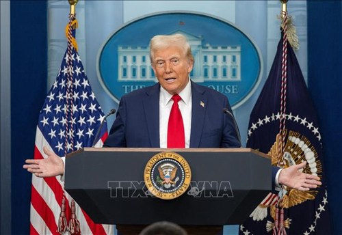 Trump "Bật Đèn Xanh" Cho Điều Chỉnh Thuế Quan: Cơ Hội Hay Trò Chơi Mới Trên Bàn Cờ Thương Mại Thế Giới?. ...
