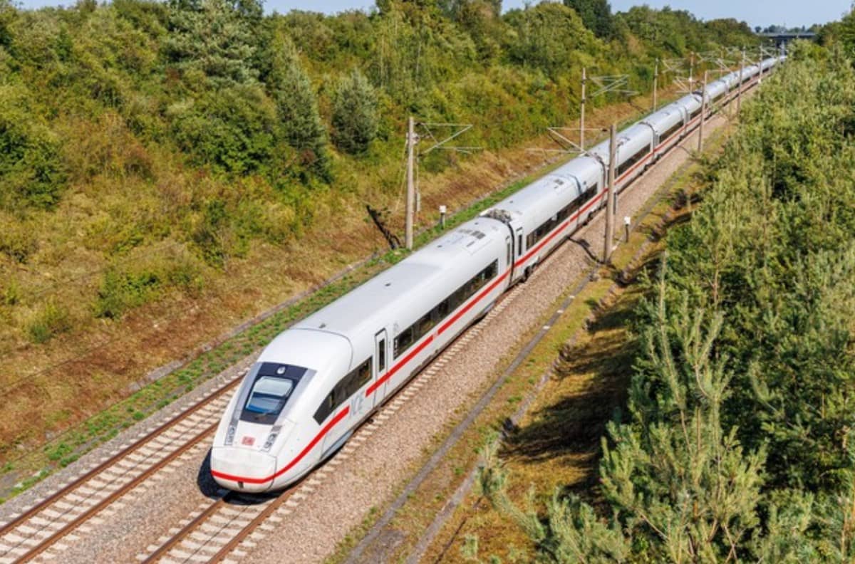 Chính phủ xem xét đề xuất đầu tư đường sắt tốc độ cao Bắc - Nam của VinSpeed