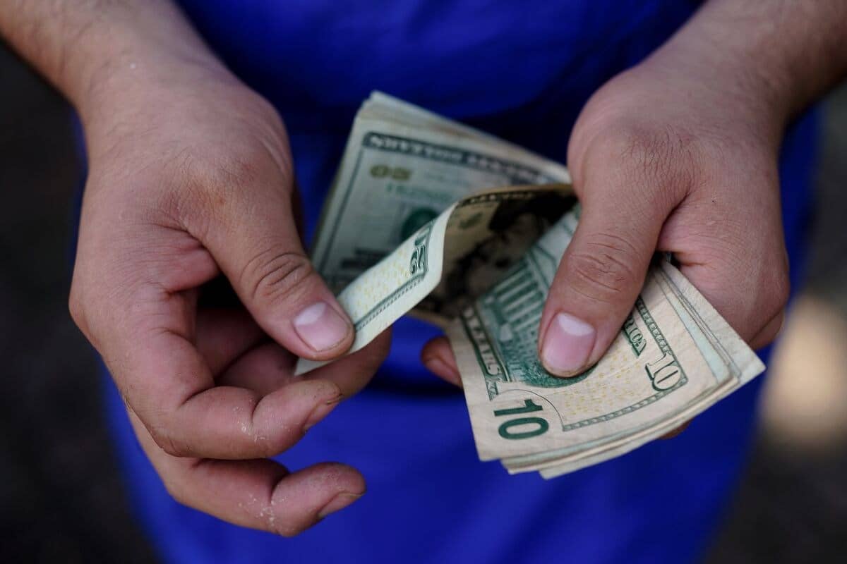 Đồng USD Lao Dốc Không Phanh: Kỷ Nguyên “Đồng Tiền Vua” Đang Sụp Đổ?
