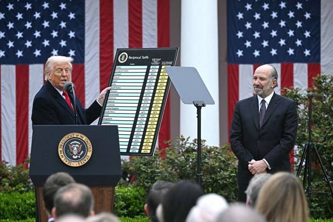 Tin quốc tế rung chuyển: Trump thua kiện thuế – chứng khoán Việt đón sóng mới? Chỉ còn nhóm chứng khoán chưa chạy!