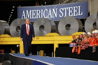 Trump Tăng Thuế Thép Lên 50%: Cơ Hội Cho Ngành Thép Mỹ, Rủi Ro Cho Chuỗi Cung Ứng Toàn Cầu