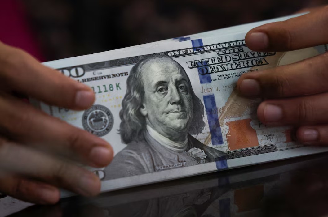 Đồng đô la sa lầy vào sự yếu kém của nền kinh tế Hoa Kỳ và tình trạng bế tắc thương mại