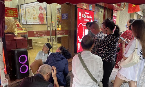 Vàng lên đỉnh, người mua ồ ạt: Cơn sốt hay cái bẫy?