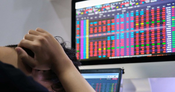 Chuyên gia nói gì sau phiên chứng khoán "đi tàu lượn", thanh khoản 2,7 tỉ USD?