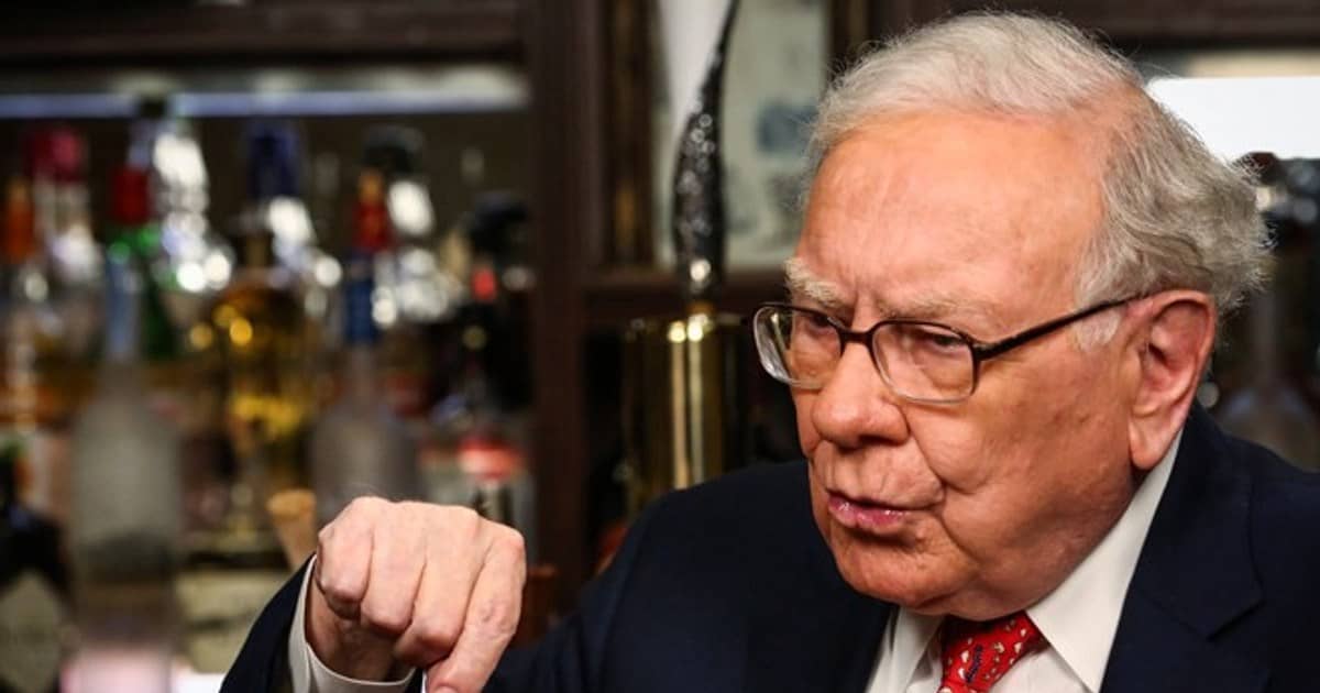 Sau 11 quý bán ròng, Warren Buffett bất ngờ “bơm” gần 1 tỷ USD vào chứng khoán Mỹ