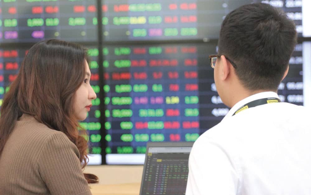 Doanh nghiệp ồ ạt chuyển sàn, cơ hội nào mở ra cho NĐT?