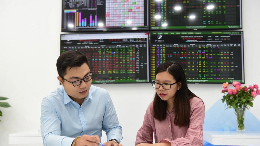 Chỉ số VN-Index giằng co 1.660 điểm, chờ kết quả quý III định hình sóng mới