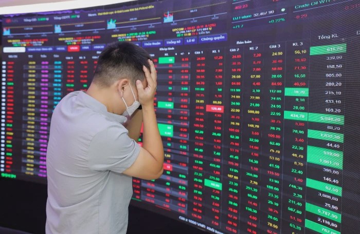 Bán 'chui' cổ phiếu, người liên quan lãnh đạo doanh nghiệp bị phạt