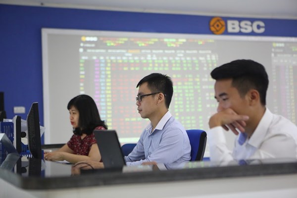 VN-Index thất bại trước ngưỡng 1.700 điểm, khối ngoại bán ròng tuần thứ 9 liên tiếp