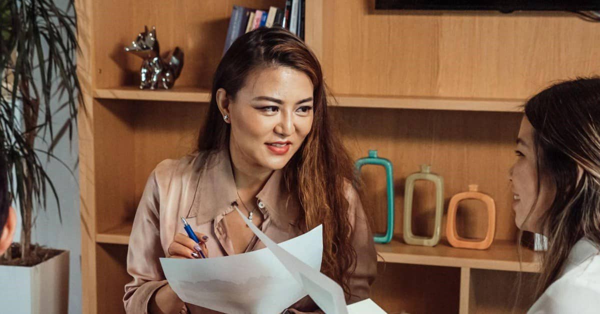 Nơi công sở, sống 'thật' đến đâu là đủ?