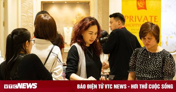 Vàng thế giới sẽ sớm vượt 3.800 USD/ounce, vàng trong nước khó bứt phá