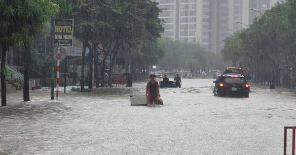 Mưa lớn kéo dài, hàng loạt khu nhà giàu ở Hà Nội lại biến thành "làng chài"
