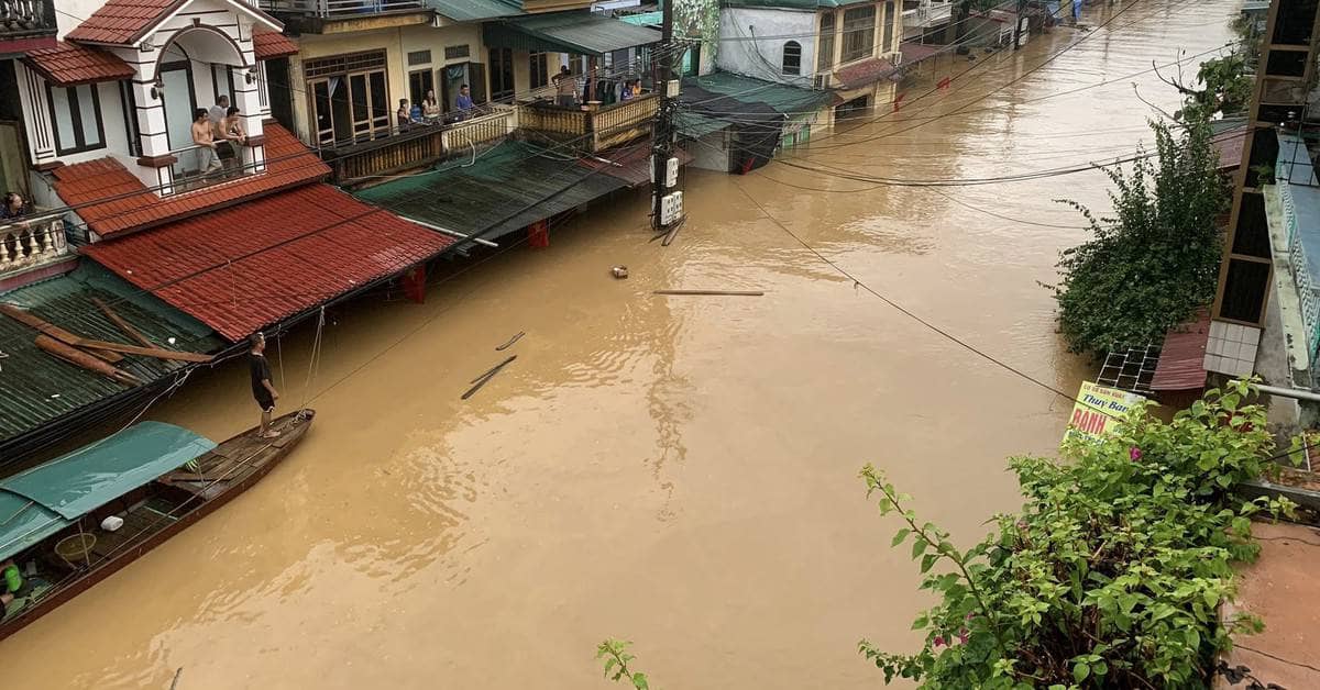 Sau một đêm, lũ trên sông Hồng dâng tới nóc nhà dân