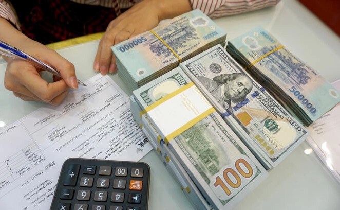 Nghịch lý VND mất giá giữa lúc USD suy yếu: Cái giá của một canh bạc tăng trưởng?