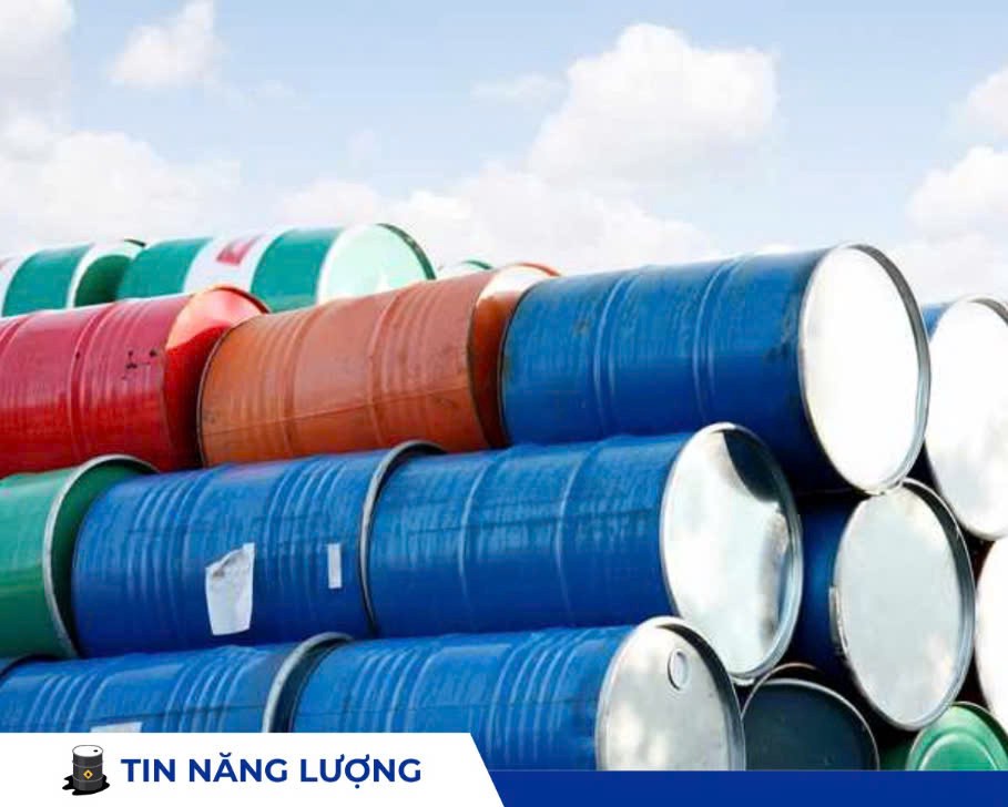 Dầu thô ít biến động chờ đợi các quyết định về thuế quan