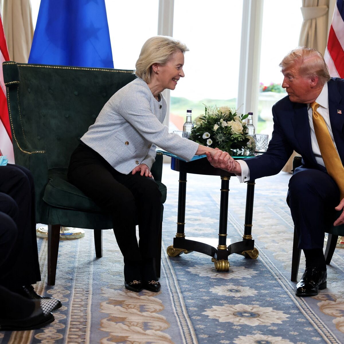 Đằng sau cái bắt tay Mỹ – EU là điều gì mà cả thị trường hàng hóa lẫn Phố Wall đang nín thở chờ đợi?.  ...