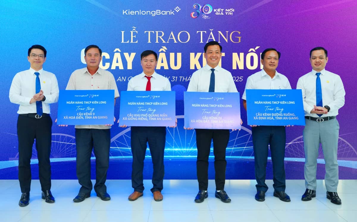 KienlongBank vinh dự nhận Bằng khen của Chủ tịch UBND tỉnh An Giang. Ngày 31/07, Ngân hàng TMCP Kiên  ...