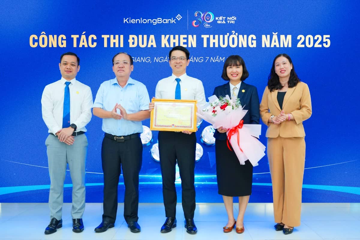 KienlongBank vinh dự nhận Bằng khen của Chủ tịch UBND tỉnh An Giang. Ngày 31/07, Ngân hàng TMCP Kiên  ...