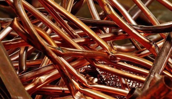 Sự phân kỳ giá đồng – thuế quan, lực cầu xanh và cơ hội cho nhà đầu tư
