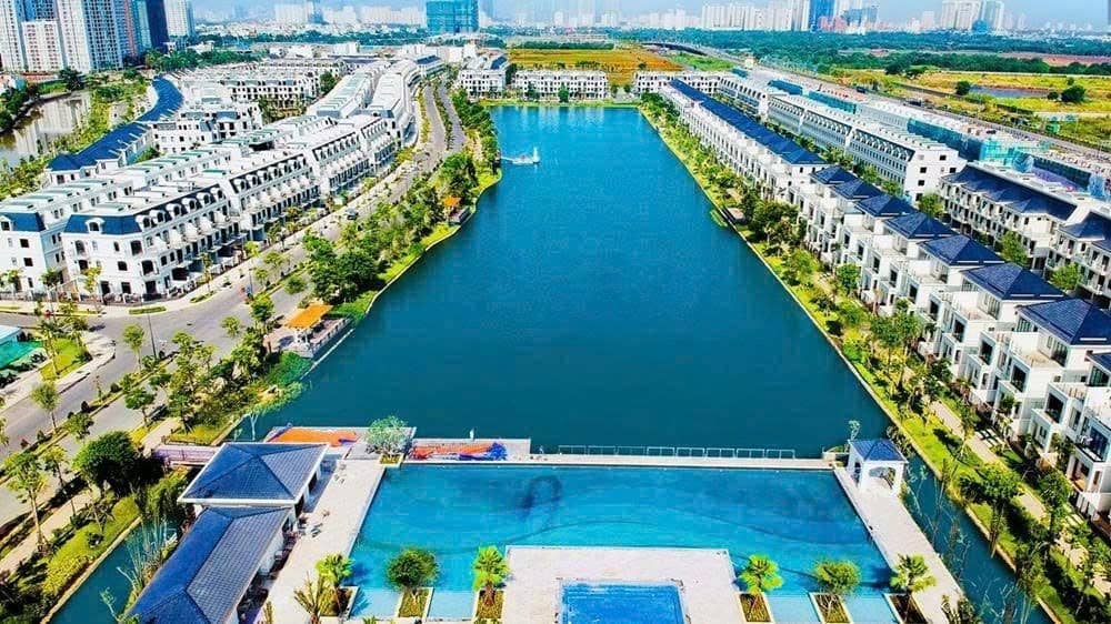 NVL đang làm gì vậy?. Chấp nhận pha loãng để doanh nghiệp sống tiếp hay đây là mức giá quá vô lý?. Novaland  ...
