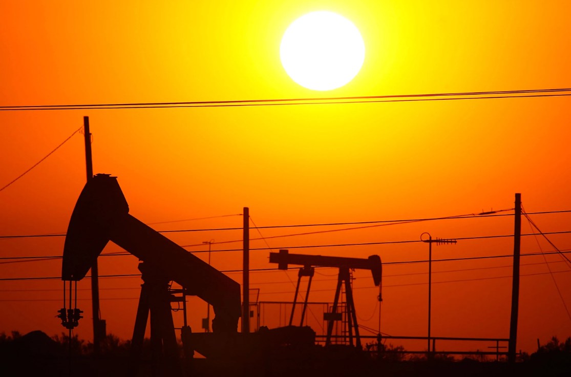 Giá dầu 2025 - 2026: Áp lực giảm giá tiếp diễn trước khi bật lên