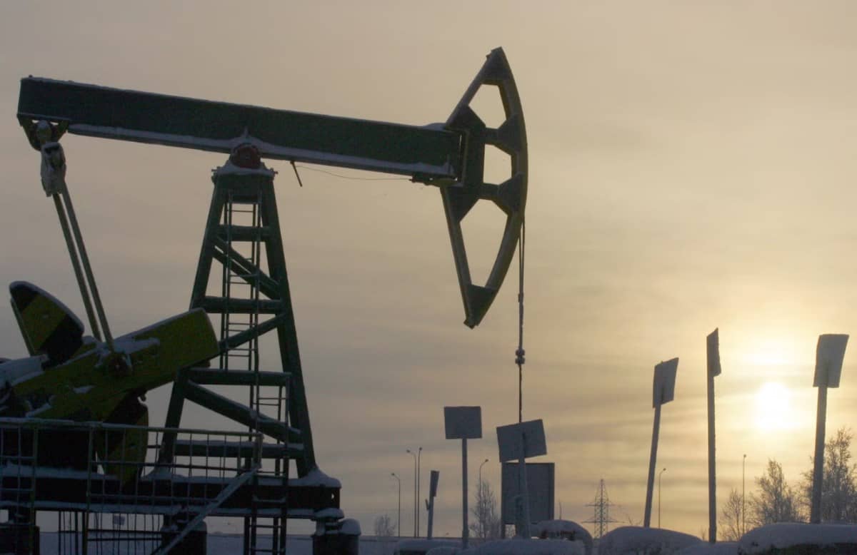 Giá dầu tiếp tục giảm sau tuần lao dốc trước thềm đàm phán Trump – Putin về Ukraine