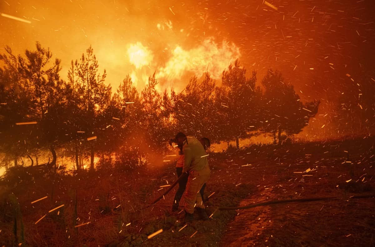 Châu Âu vật lộn với biển lửa, cháy rừng buộc đóng eo biển Dardanelles tạm thời. Các đám cháy rừng đã  ...
