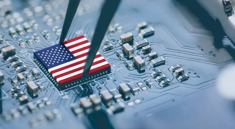 Ông Trump Dọa Áp Thuế 300% Lên Chất Bán Dẫn – “Cú Sốc Dây Chuyền” Từ Con Chip Đến Chiếc Sofa
