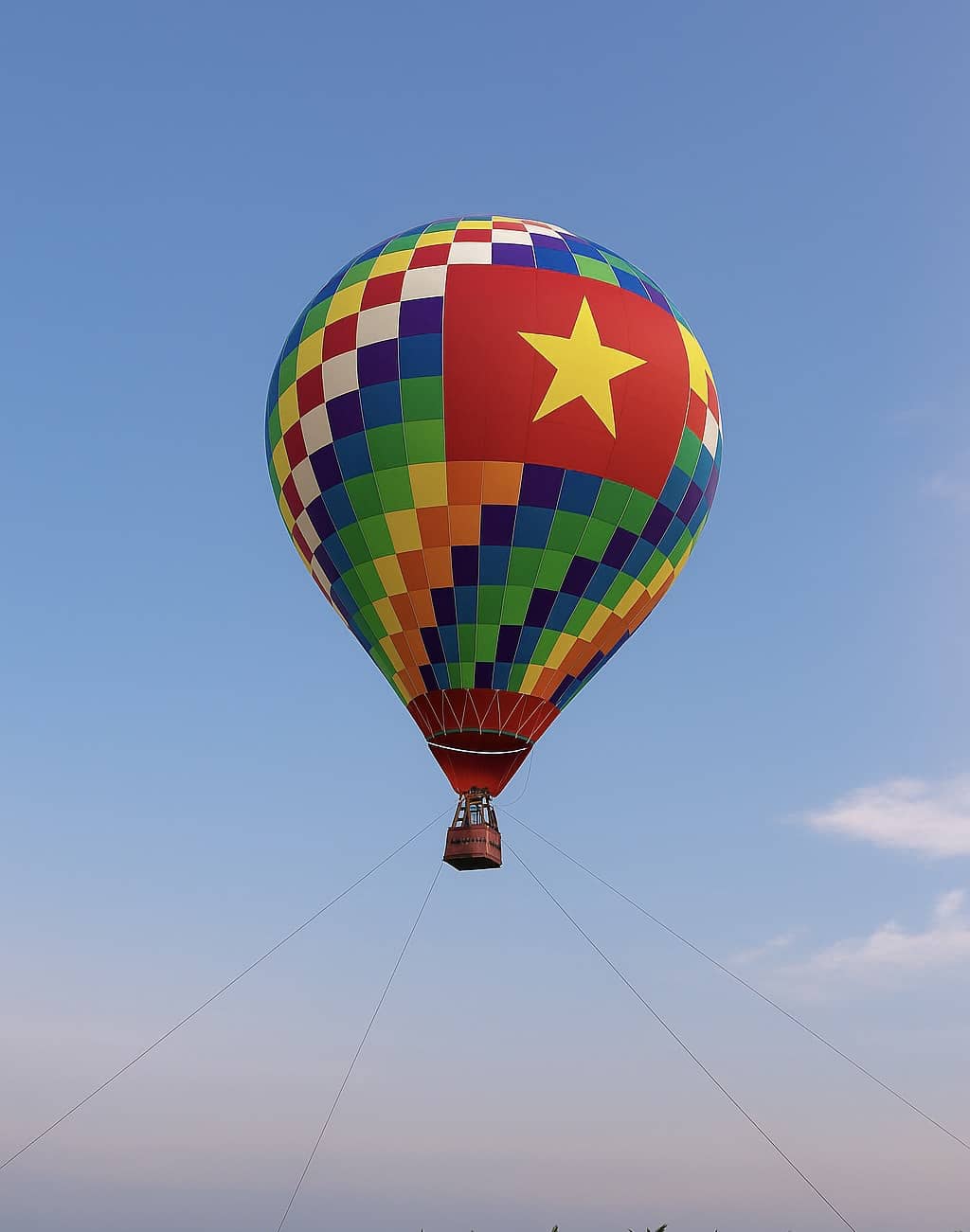 Du khách đổ về Bãi Cháy ngắm pháo hoa, ‘săn’ khoảnh khắc rực rỡ cờ hoa dịp lễ 2/9