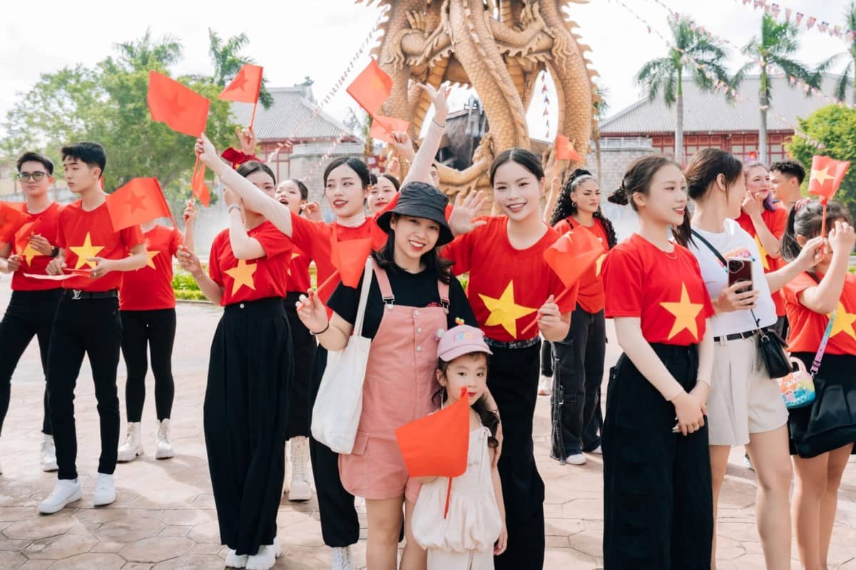 Du khách đổ về Bãi Cháy ngắm pháo hoa, ‘săn’ khoảnh khắc rực rỡ cờ hoa dịp lễ 2/9