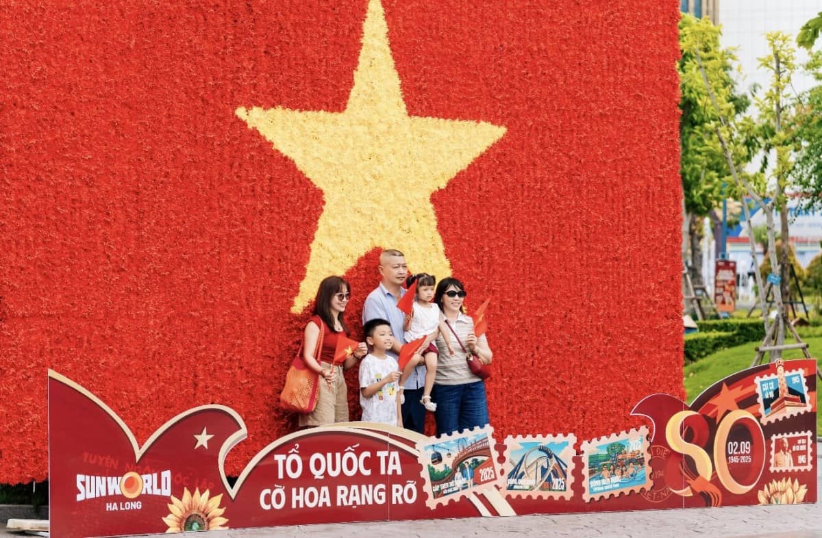 Du khách đổ về Bãi Cháy ngắm pháo hoa, ‘săn’ khoảnh khắc rực rỡ cờ hoa dịp lễ 2/9