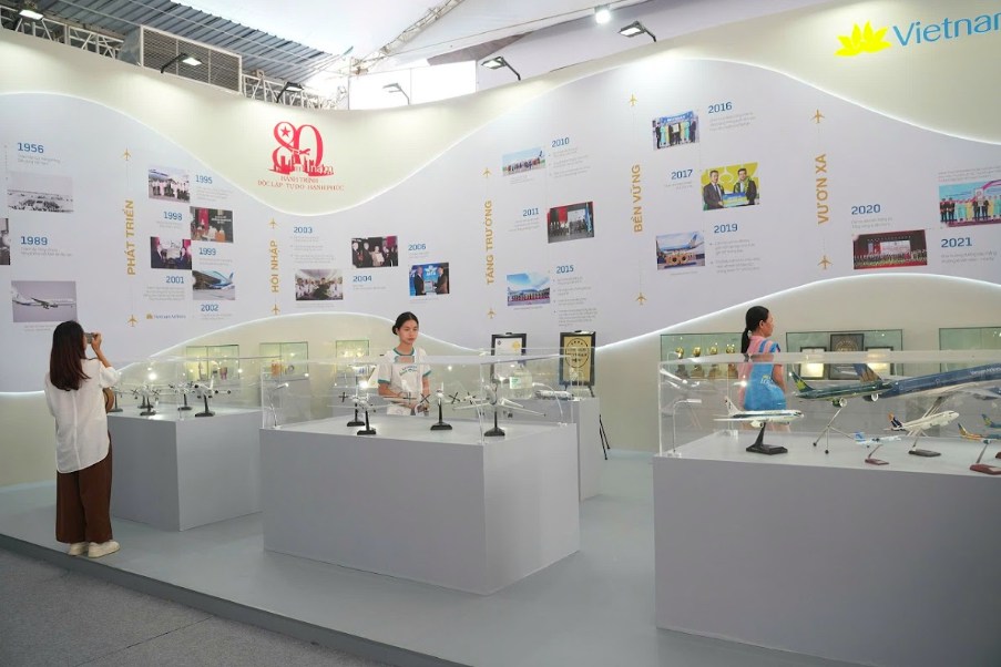Vietnam Airlines được vinh danh “Không gian trưng bày tiêu biểu” tại Triển lãm Thành tựu đất nước nhân dịp