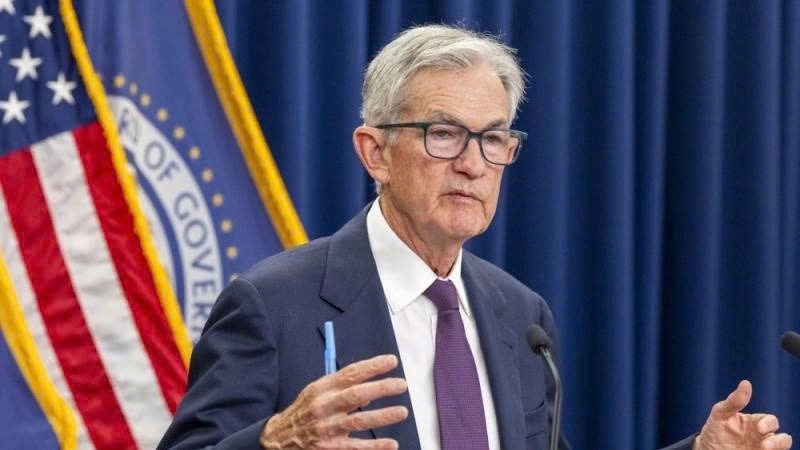 Powell “bật tín hiệu” hạ lãi suất: Fed bước vào thế khó giữa suy yếu việc làm và rủi ro lạm phát