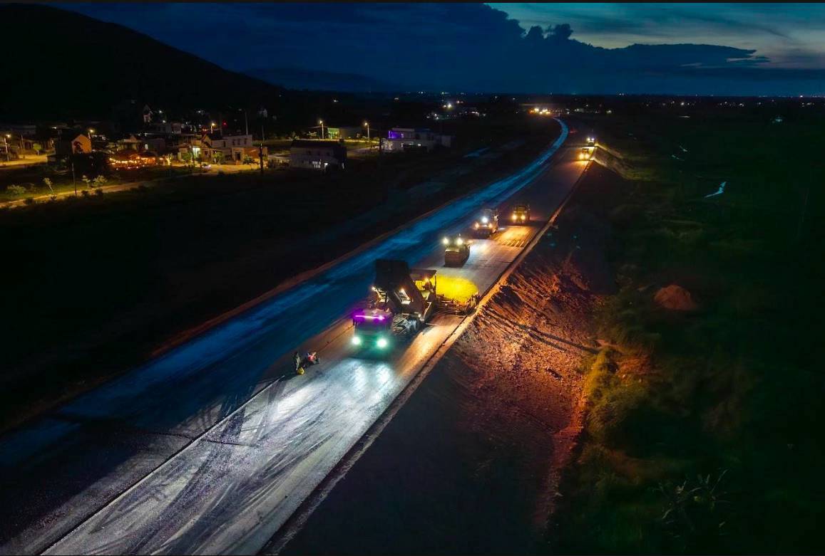 Hạ tầng giao thông Việt Nam đang bước vào “chu kỳ vàng” khi đầu tư công được đẩy mạnh và hàng loạt dự  ...