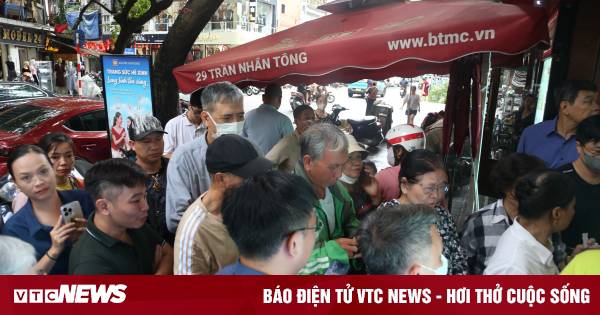 Xếp hàng từ sáng sớm chờ mua vàng giá 138 triệu đồng/lượng: Chuyên gia cảnh báo