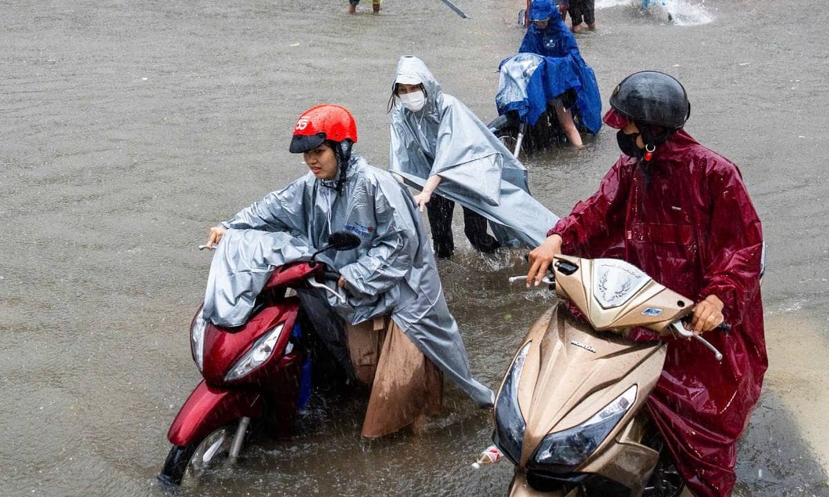 Hà Nội khuyến khích người dân làm việc online để ứng phó bão