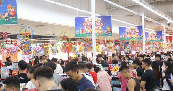 Người Hà Nội tấp nập mua thực phẩm trước khi bão Matmo đổ bộ