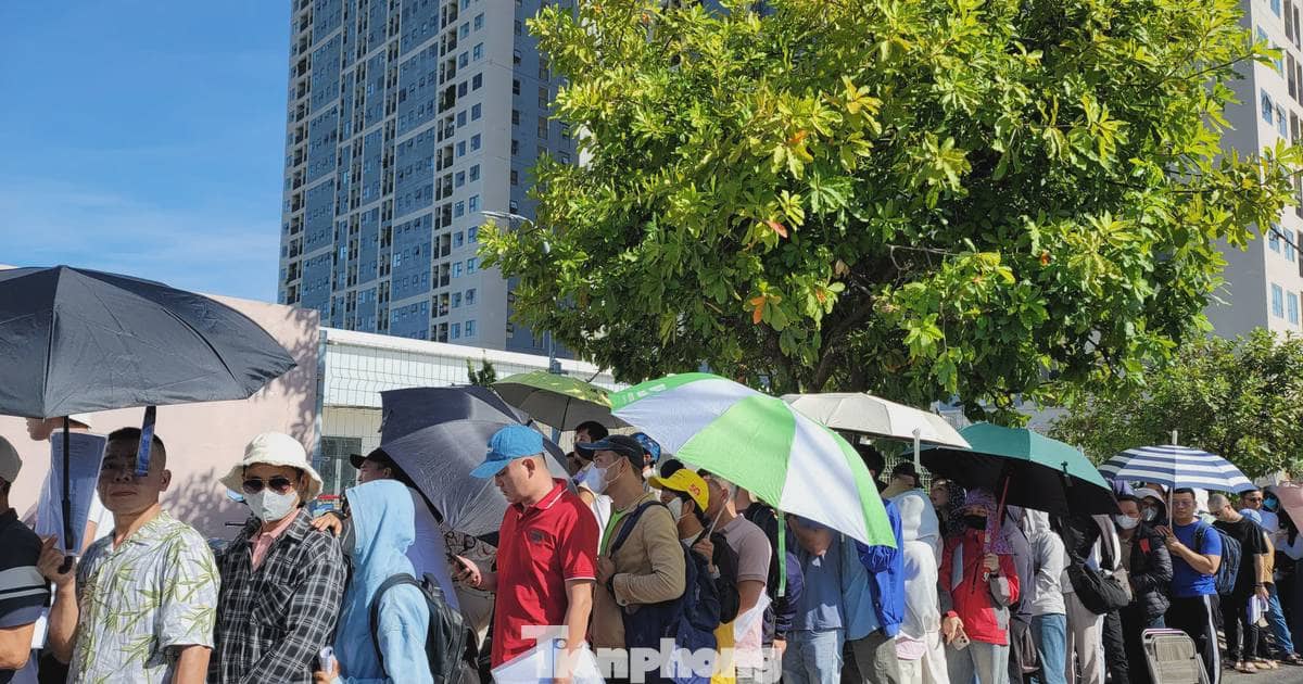 Cảnh tượng ‘biển người’ đội nắng giành suất mua nhà ở xã hội