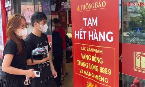 Vàng “cháy hàng”, khách đổ xô săn bạc thay thế