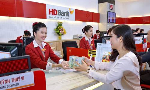 Lãi suất hạ nhiệt, vì sao tiền nhàn rỗi vẫn chảy mạnh vào ngân hàng?