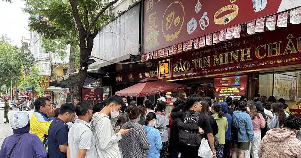 Giá vàng giảm mạnh, xuất hiện điểm bán tới 10 lượng cho mỗi khách hàng