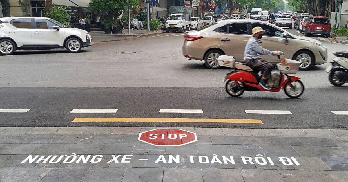 Cục CSGT thí điểm sơn chữ 'Dừng lại' trên đường để nhắc tài xế giảm tốc