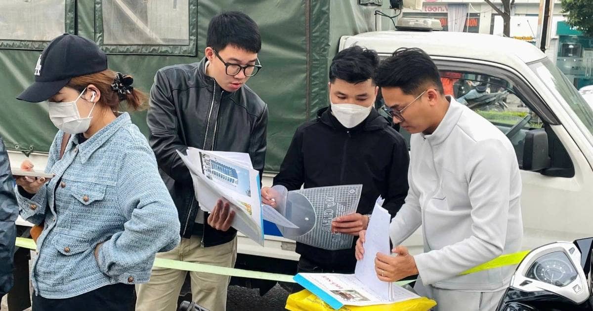 Cảnh tượng tranh chấp, cãi vã, chen lấn mua nhà ở xã hội tại Hà Nội: Có người ngất xỉu tại chỗ