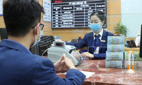 Cuộc “chạy đua” lãi suất tiết kiệm: Dòng tiền gửi tăng, lãi vay chưa thay đổi