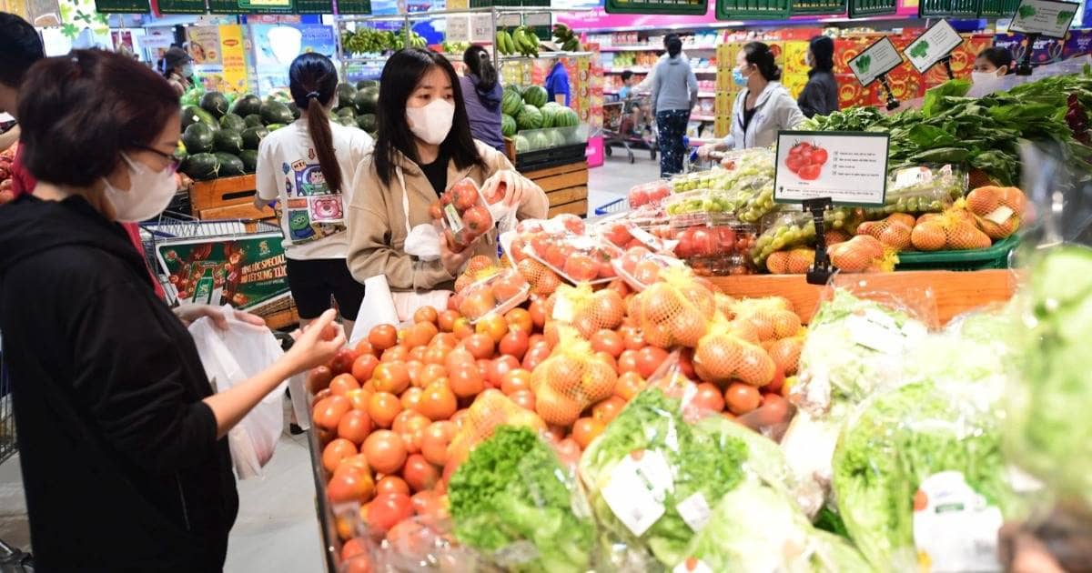 Giá rau củ tăng chóng mặt sau mưa lũ