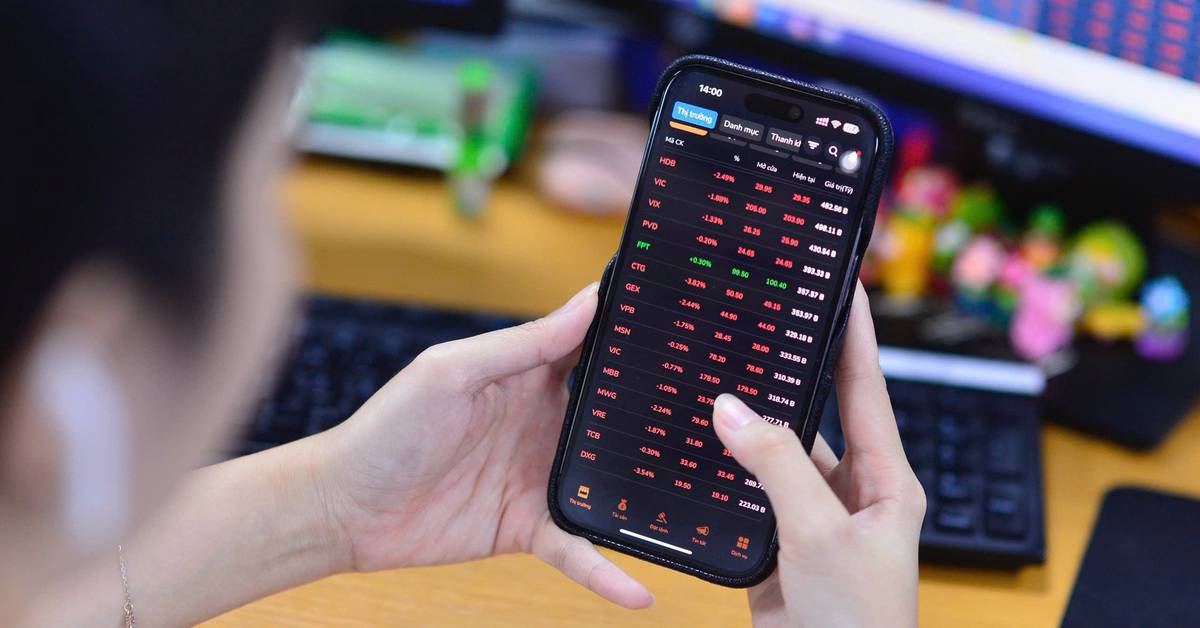 Bạc lập đỉnh, vàng tăng giá trở lại, dòng tiền chứng khoán vì đâu 'mất hút'?