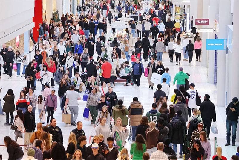 Người Mỹ vẫn đổ xô đi mua sắm, nhưng sau đó là 'núi' nợ