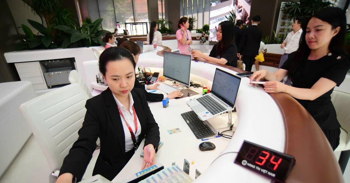 Các ngân hàng thu bộn tiền ra sao từ phí dịch vụ?