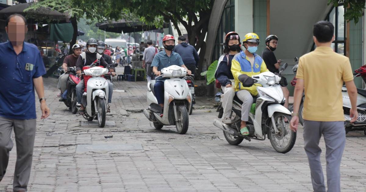 Đi xe máy dưới đường thì không chen nổi, leo vỉa hè thì lo camera AI "tóm"