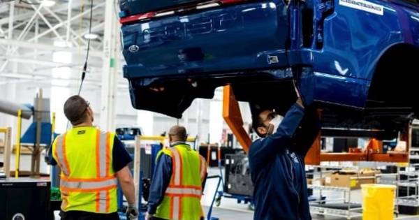 Sự thất bại trong lệnh cấm xe xăng tại châu Âu: Trợ cấp bị thu hẹp, giá xe điện vượt khả năng người dân, hạ tầng sạc không đủ